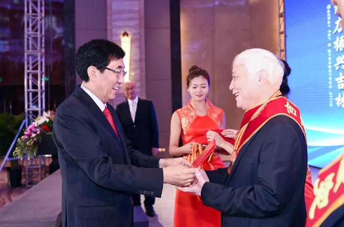 1���ڶ���ȫ���̴������ʡί��ǰ�����³Ϊ��á�����ͻ��Т��������Ĳ��������³��佱.jpg